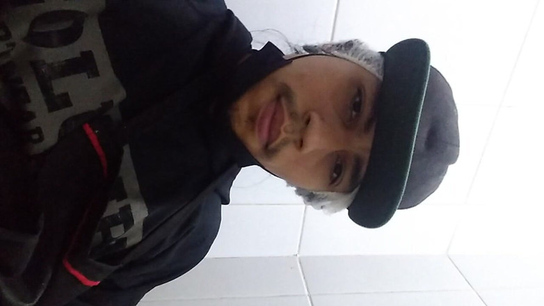 AlexAlejandro13: Muž sedí v koupelně