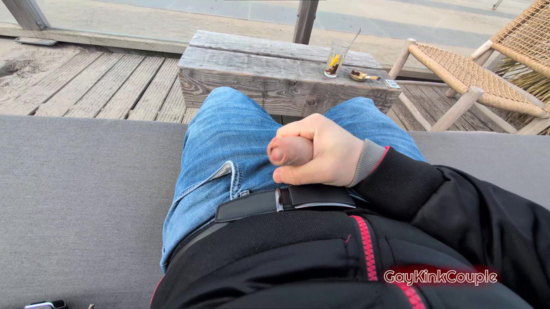 GayKinkCouple: ビーチでのリスキーなオナニー