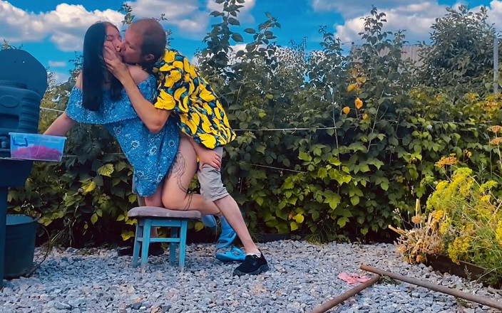 SweetAndFlow: Una Vera Coppia Ha Avuto Un Duro in Giardino Tra...