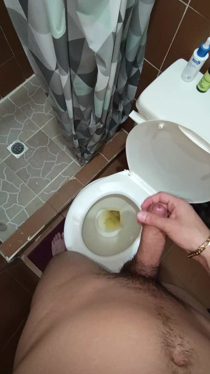 charlessteel: Due getti di sperma nell'urina del bagno