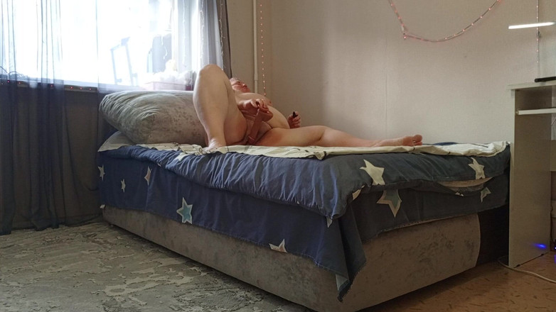 Zona901: Ibu mertua melancap pepek berbulunya dengan mainan seks dan menunjukkan...