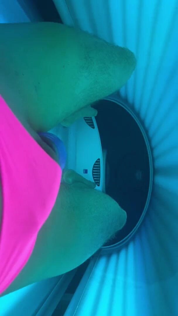 HotnHorny: Naughty fun in tanning salon