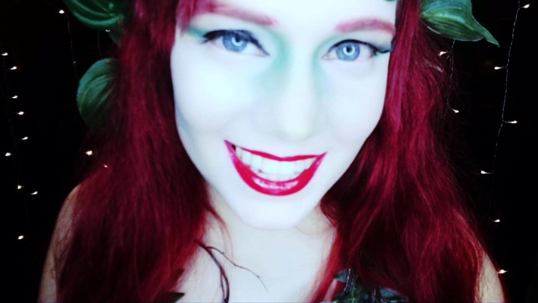Scarlet Vixen: Poison Ivy - ciuman penyayang
