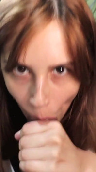 Boquete rainha dá papai um perfeito sexo oral desleixado