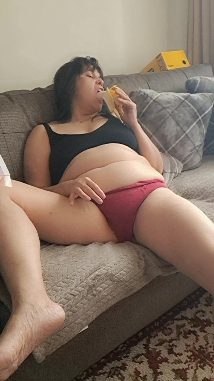 Mommy big hairy pussy: MILF Masturbando Banana e Mukbang