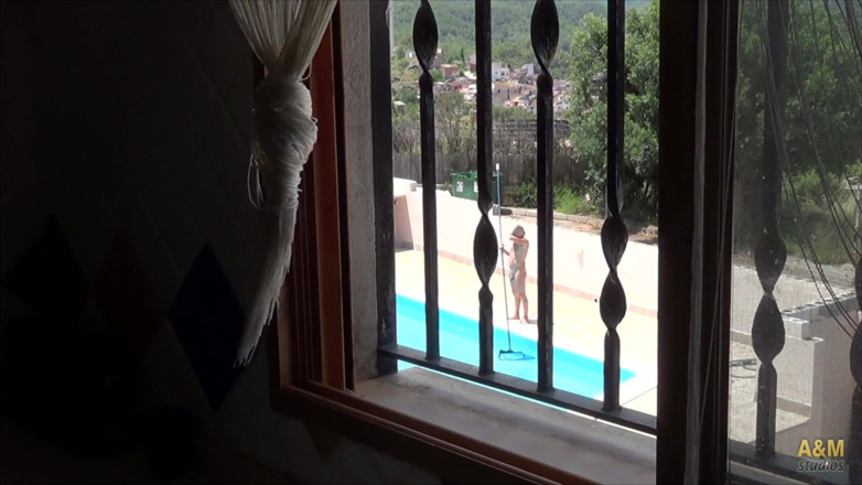 A&M Studios: Un couple espagnol baise dans sa piscine.