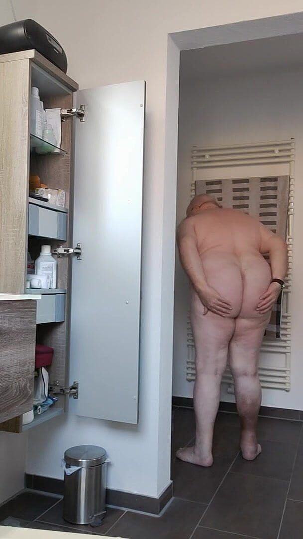 Karlchengeil: シャワー後のショー