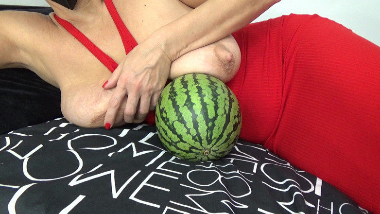 AnnaBUST: Watermelon Games