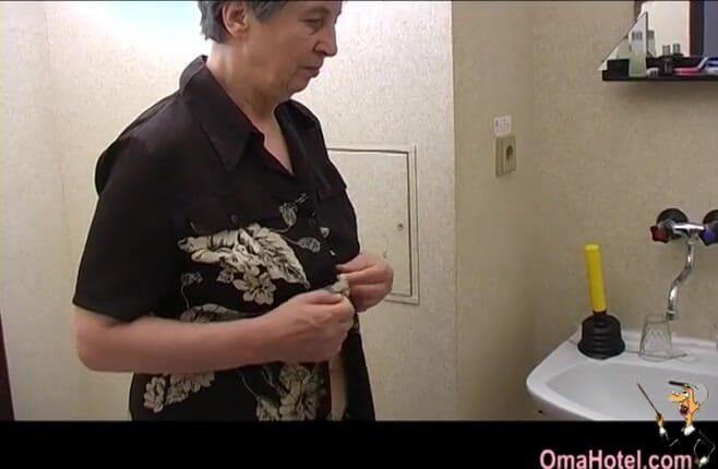 Old Nanny: Oma Hotel-Rosa, gray hair granny in her wet, bathroom erotic...