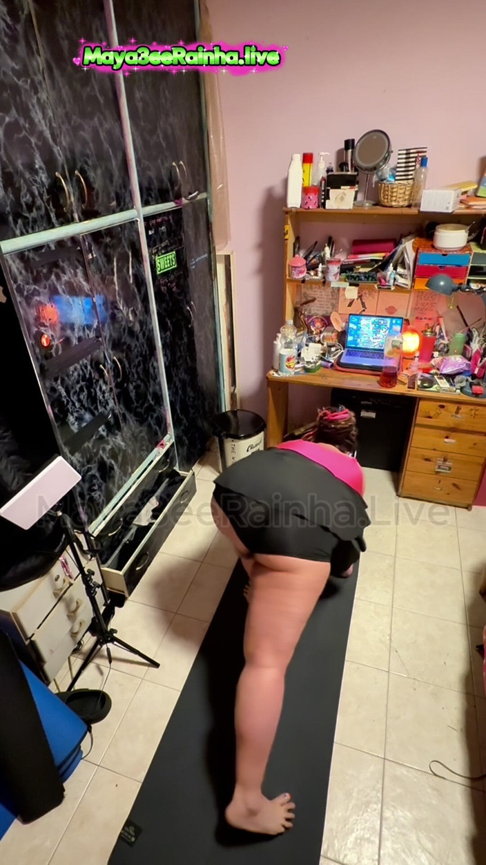 Goddess Maya3ee Rainha: Yoga Stretch: Pushing My Body to the Limit
