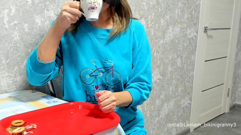Ladyloveyoung60: Yaşlı kadın oral seks elle muamele kahve yemeği fetişi