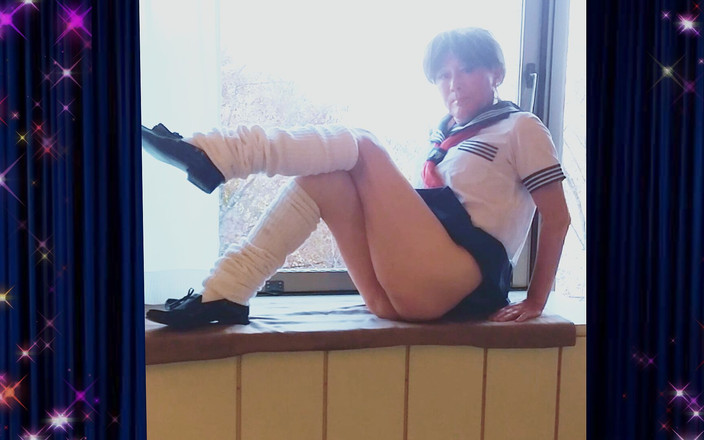 Pai-chan: Minirock Pai-chan am fenster