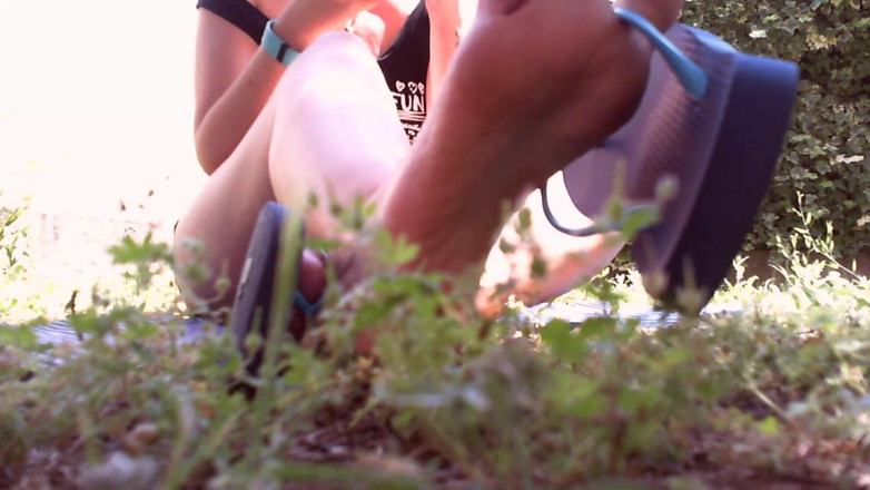 Nicoletta Embassi: Los pies sexy de Nicoletta en el jardín están usando...