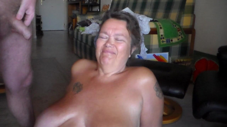 Sex hub couple: Jen's tits is getting a pee shower from John