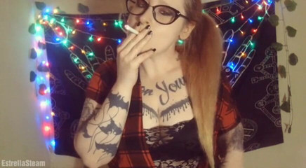 Estrella Steam: Fuma mientras me cepilla el pelo