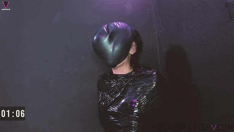 Fucked fetish: Moni Lee, первая мумификация, игра с дыханием, игра с пловцом в мешке