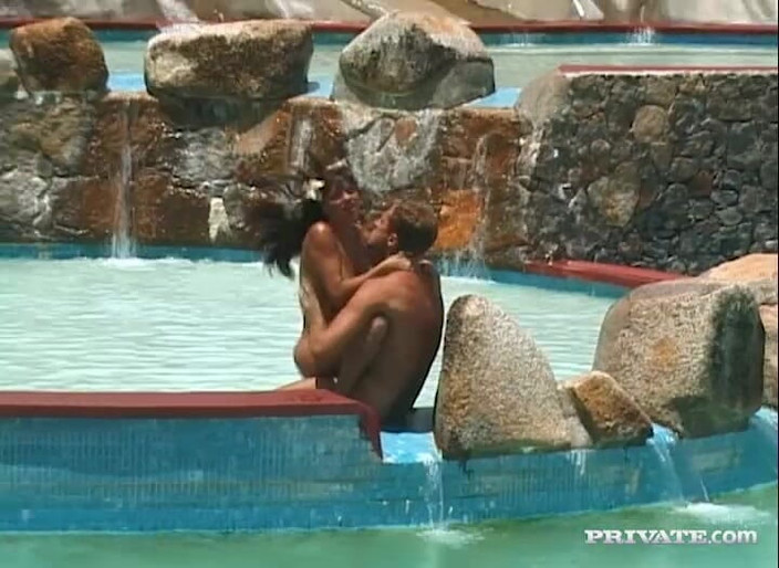 Private Classics: Bruneta minionă este futută în pizdă și cur în aer liber