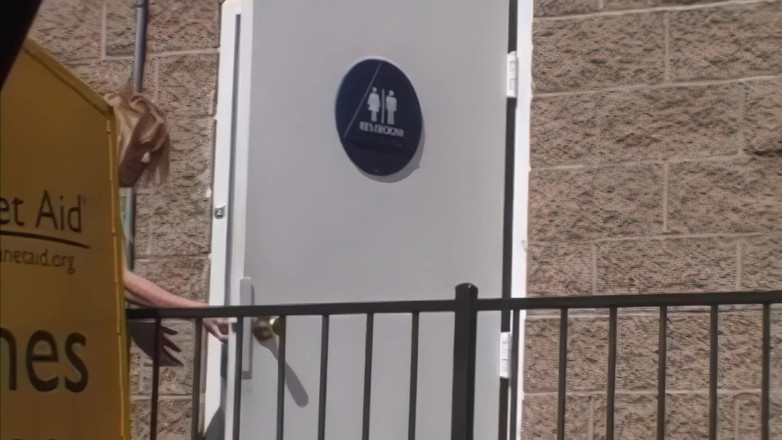 Pervy Studio: Возбужденные девушки принимают большой хуй