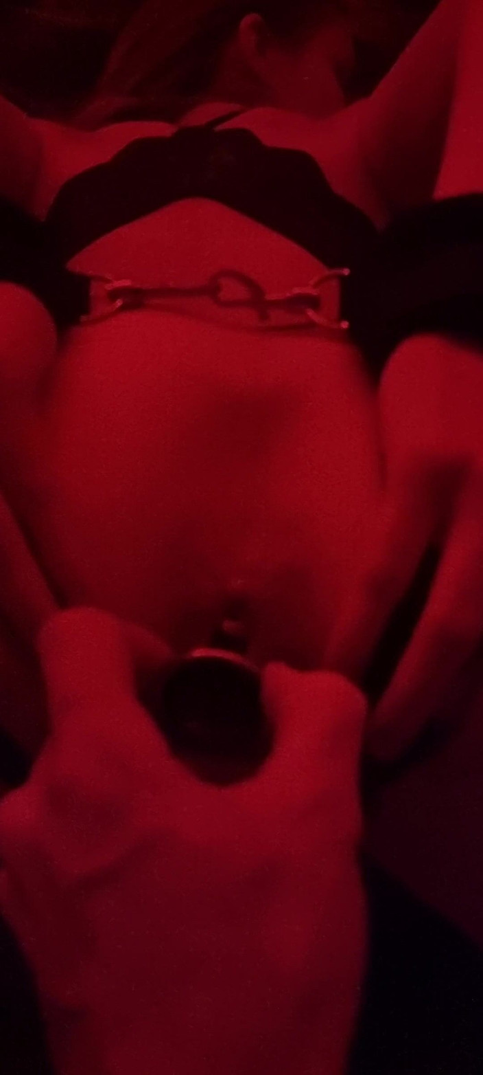 Desloups: Cewek itu bikin lubang pantatnya menganga lebar