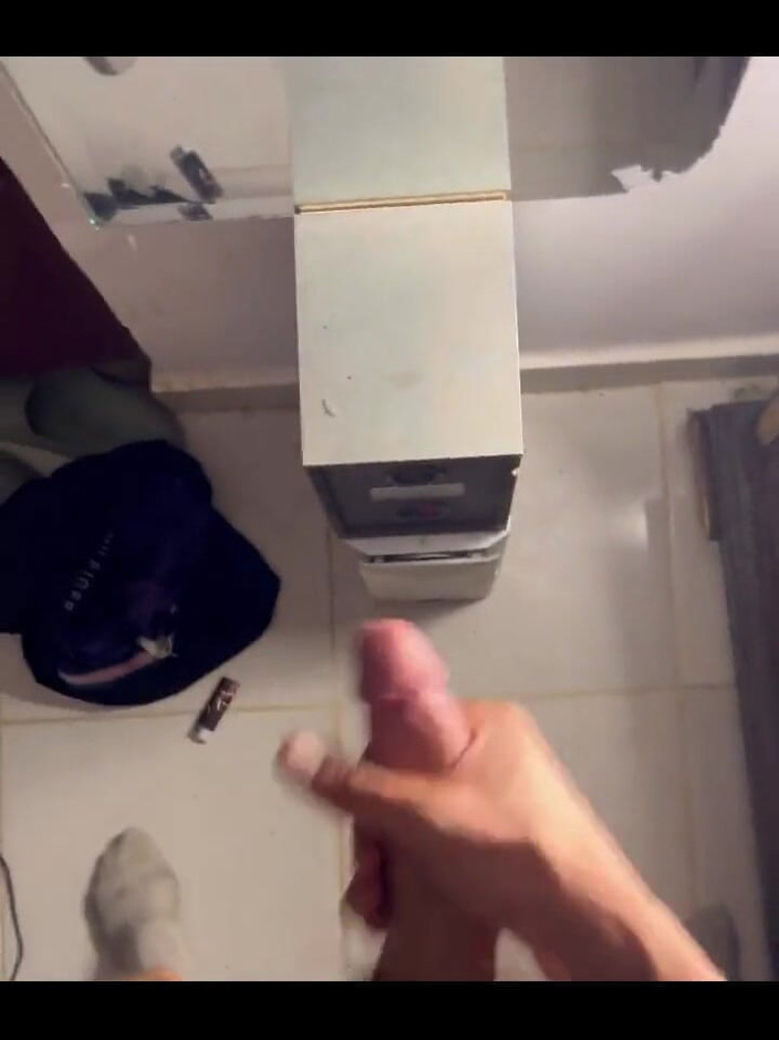 ARAB HUNG TWINK: Arab Hung Twink Jerks His Fat Cock After Workout