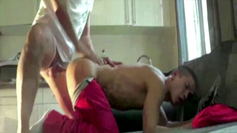 Sneaker Sex Kinky: アジアのふしだらな女は足の支配と悪い男の子に犯された