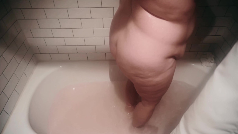SexyNEBBW: Bathtub getting ready for the day