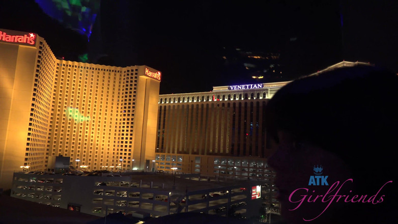 ATK Girlfriends: Jej nogi i tyłek są naprawdę ciasne!