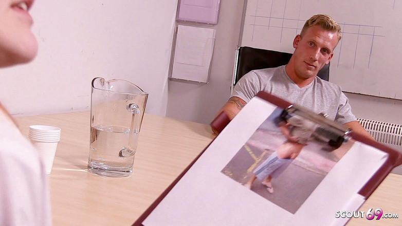 Full porn collection: Fremder typ stellt sich dem geilen rothaarigen teen Amarna Miller...