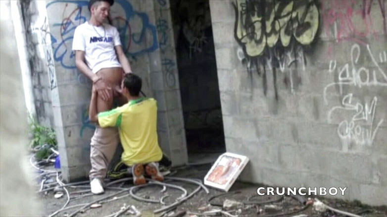 Crunch Boy: 赛后两个年轻的足球运动员在户外做爱