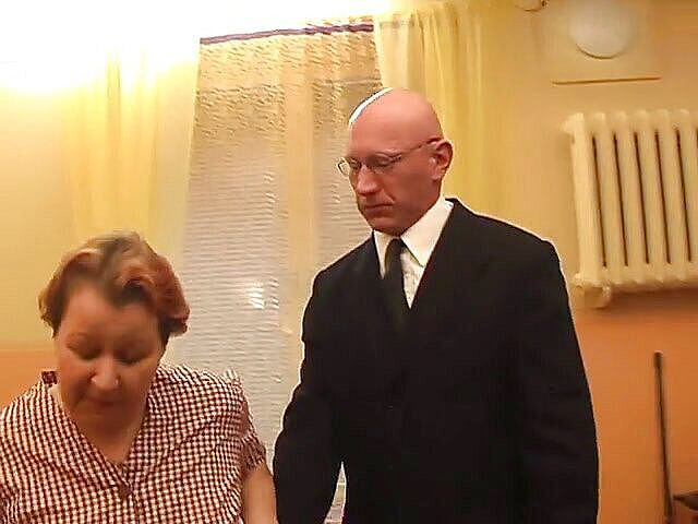 Radical: Una donna matura lurida diventa il suo giocattolo sessuale