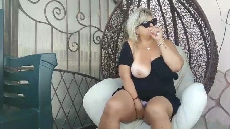 Intim media: Splendide donne milf bollente apre grandi tette all'aperto