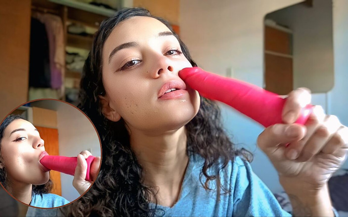 Productoraeros: Sexy latina lutscht einen dildo, genießt es, als ist es...