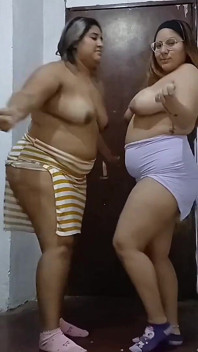 두 명의 큰 엉덩이 라티나 소녀가 춤을 추다