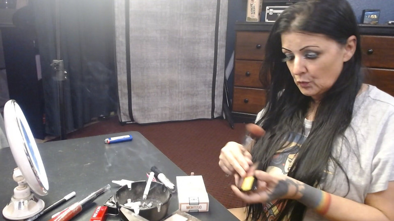 Abby Anna: MILF Mid tvoří kouření cigaret