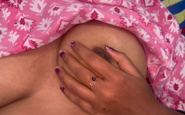 Mary V: Famosa actriz india desnuda y masturbada en el sofá de...