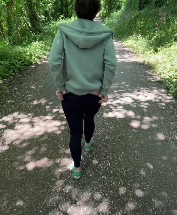 Queen-Lucy: ハッピーサタデー、散歩中に彼らをフラッシュしてほしいと願っている人