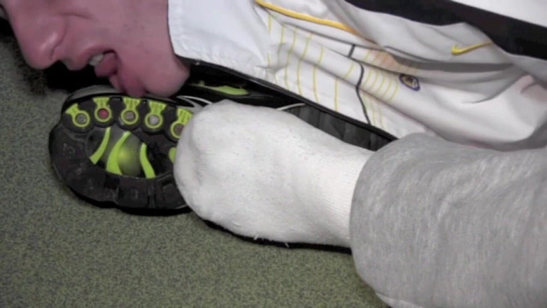 Sneaker Sex Kinky: Slut used by sneakers of top blond guy