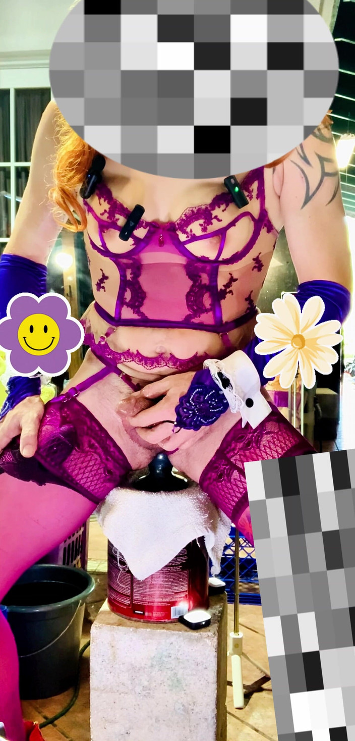 Benito414: TS latina sexy lingerie buiten lopen met binnen anale dildo