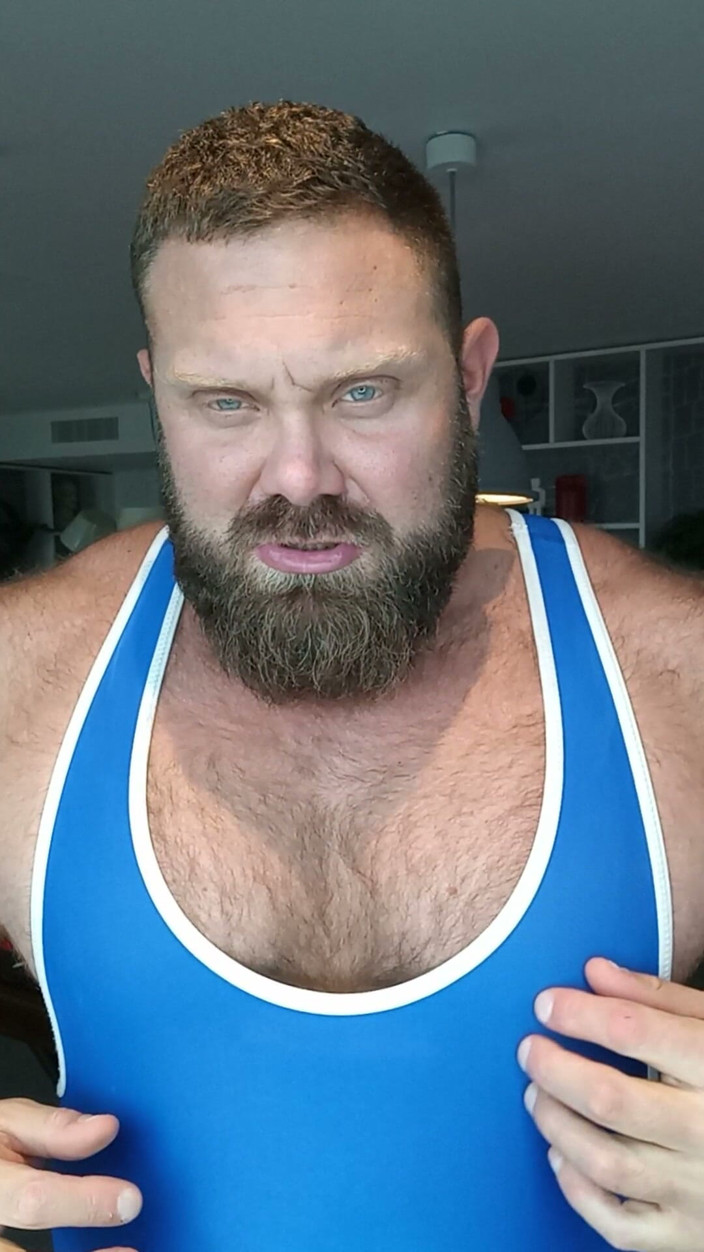 JackStacked: Jack gestapeld - dominante gespierde papa worstelende singletstrip en vuile praat