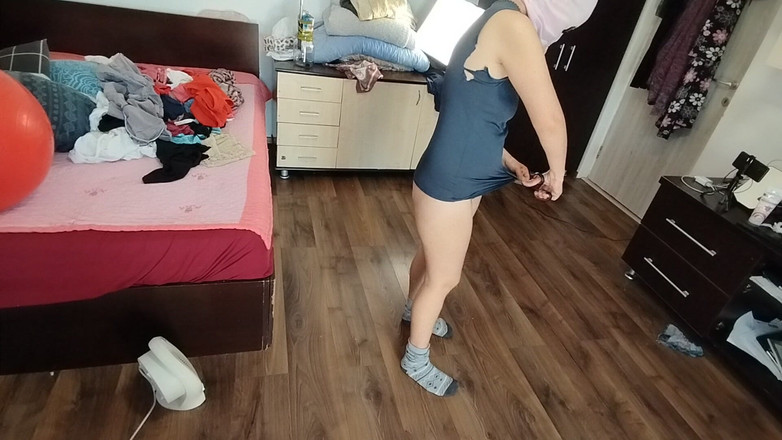 Mirsur: 素人の女性は服を試着したり、裁断したりして楽しんでいます。