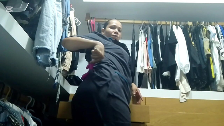 Milfcaliente69: La cameriera miLF si masturba il culo grosso nello spogliatoio...