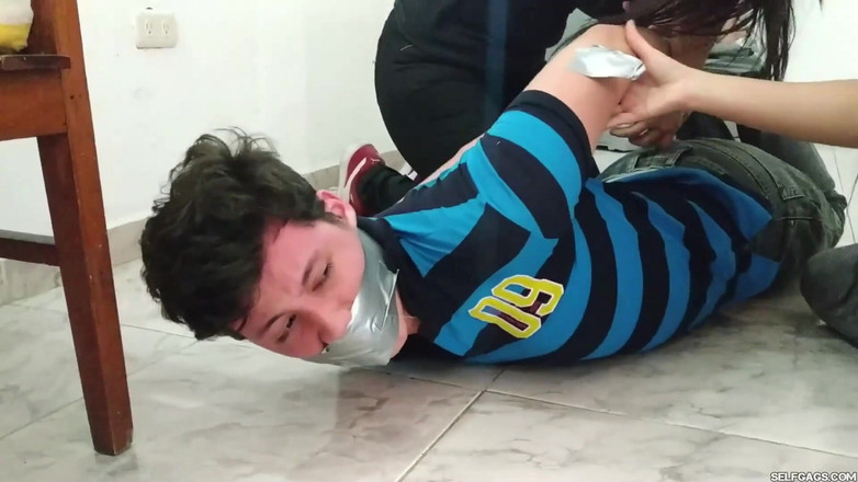 Selfgags femdom bondage: Stiefmutter und stieftochter bekommen bondage-rache an diebischem typen