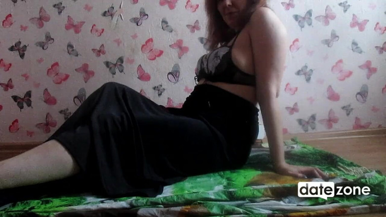 Datezone: Older Woman Rubs Her Cunt, Fucks Her Ass with a...