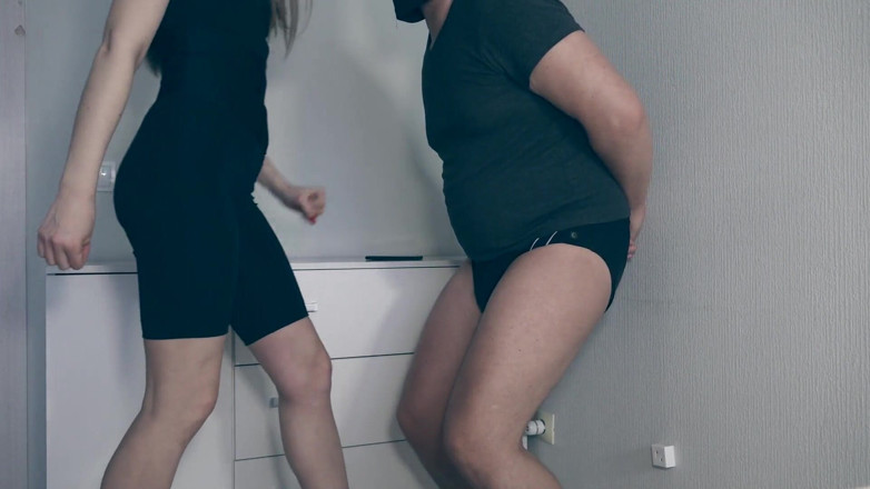 Homemade ballbusting: Keine gnade, muss versuchen, wie meine absätze an seinen dummen...