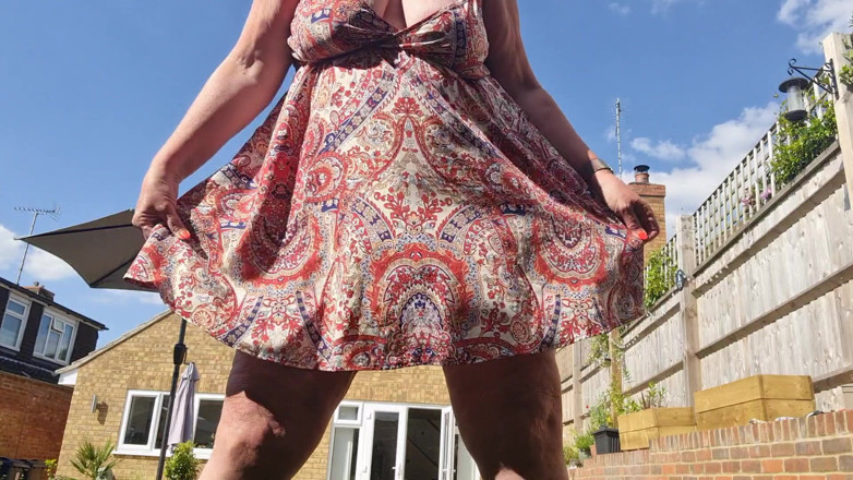Uk Joolz: Flashing that ass again