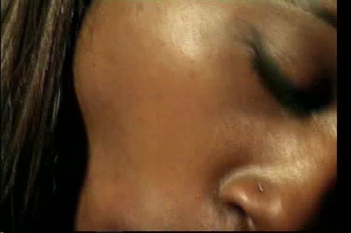 CBD Media Interracial: 19-летней афро-американской студентке лижут киску и трахают на диване