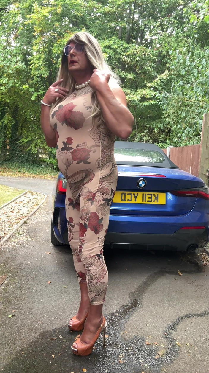 Kellycd2022: Sexy travestiet Kellycd2022 in sexy bloemig doorzichtig catsuit en hakken