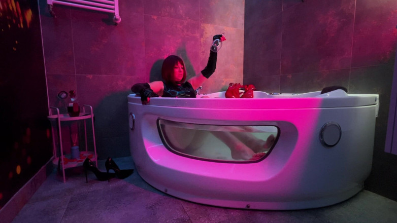 Dominatrix Miss Patricia Stark: Mistress' Taking a Bath in Latex and Boots