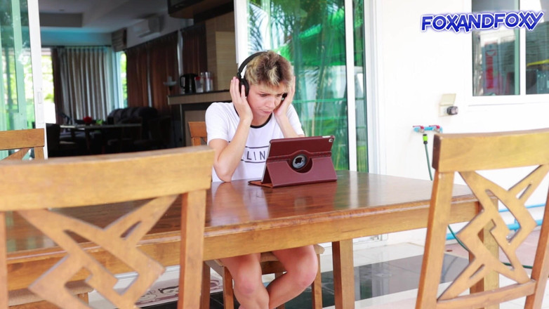 Lisa Fox AKA Foxy: Anál, creampie a sperma na obličej se 2 dvojčaty z krátkých...