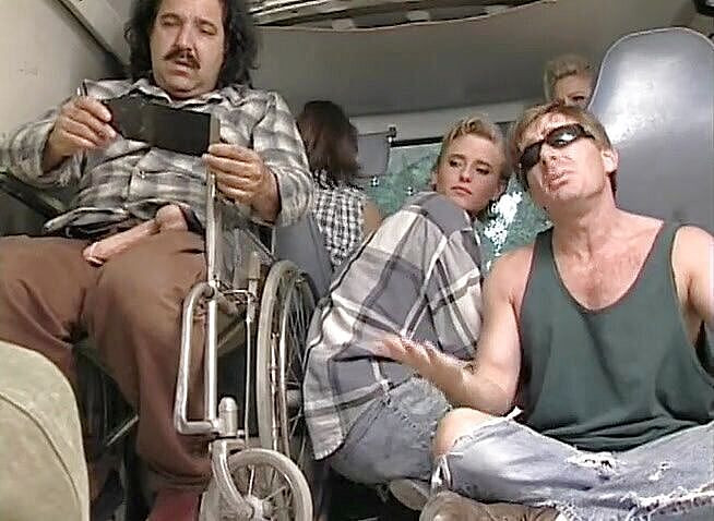 DP Darlings: Blonde teef dubbel gepenetreerd in busje